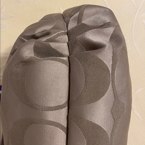 Coach Tan and Purple Women's Tote, looks like it was never used but see strap. - Picture 4 of 11